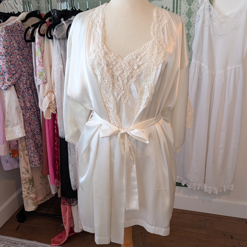 Elegant Lace Trim Satin Robe